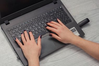 kadın bir dizüstü bilgisayarda yazarak