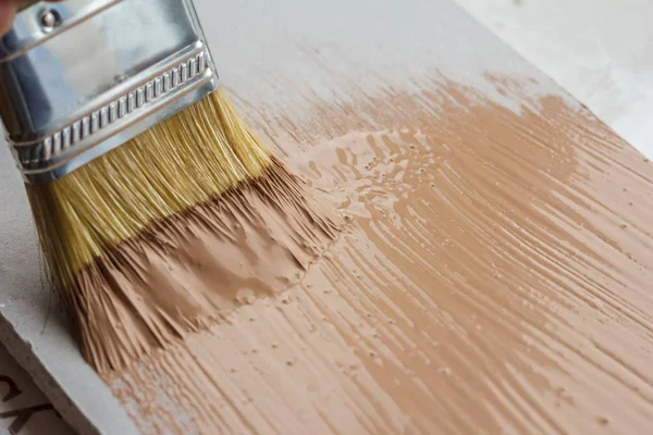 Escova deixa um traço de tinta marrom — Fotografia de Stock