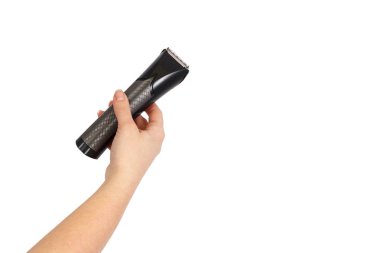 Kadının elinde siyah kesme makinesi