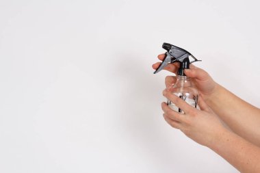 Elinde plastik sprey şişe