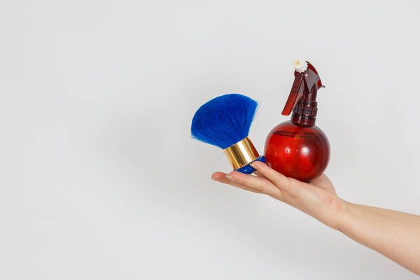 Распылитель и расческа для волос
