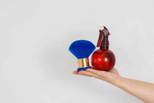 Распылитель и расческа для волос
