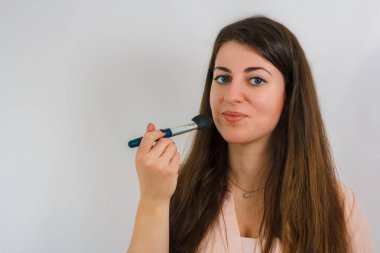 kız makyaj sanatçısı ellerinde fırçalar ile