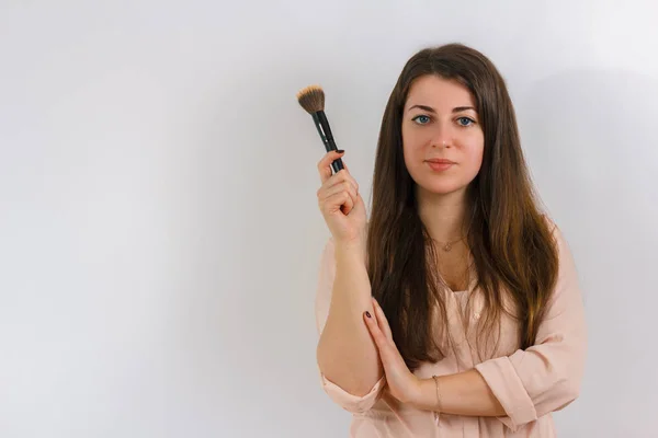 Chica artista de maquillaje con cepillos en las manos —  Fotos de Stock