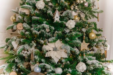 Madalyalı Noel ağacı