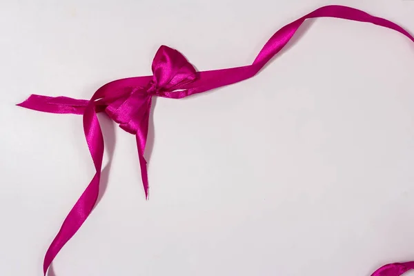 Ruban rose avec noeud sur fond blanc — Photo