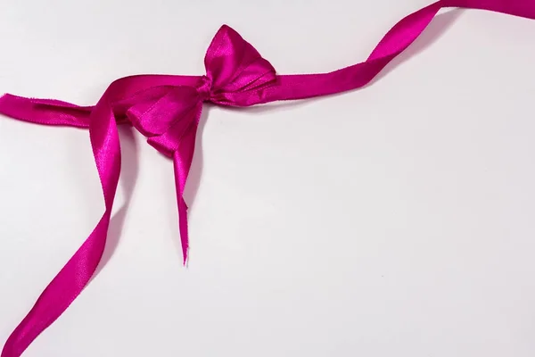 Rosafarbenes Band mit Schleife auf weißem Hintergrund — Stockfoto