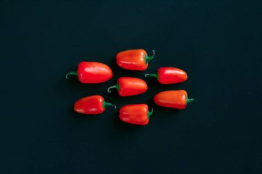 siyah zemin üzerine kırmızı biber çerçeve