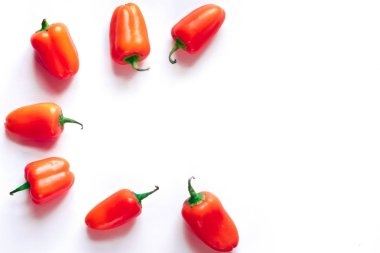 beyaz zemin üzerine kırmızı biber çerçeve