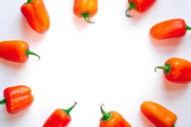 beyaz zemin üzerine kırmızı biber çerçeve