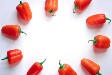 beyaz zemin üzerine kırmızı biber çerçeve