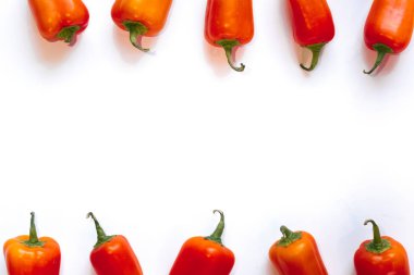 beyaz zemin üzerine kırmızı biber çerçeve