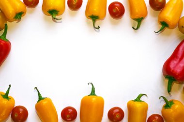 sarı biber ve kırmızı kiraz domates çerçeve