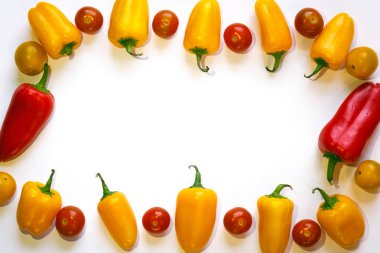 sarı biber ve kırmızı kiraz domates çerçeve