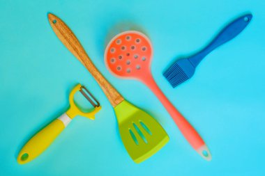 Mavi arka planda renkli mutfak malzemeleri 