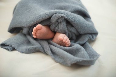 Battaniyedeki bebek ayakları