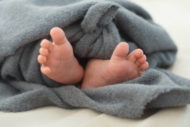 Battaniyedeki bebek ayakları