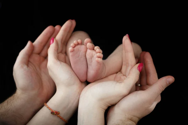 Barnets Fötter Föräldrarnas Händer — Stockfoto