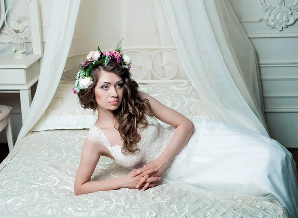 Bruden porträtt. Brudklänning. Studio skott. — Stockfoto
