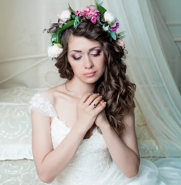 Модная невеста в элегантном свадебном платье — стоковое фото