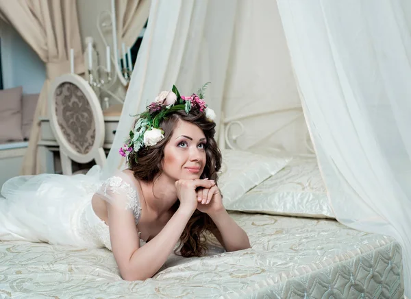 Ung kvinna i bröllop klänning studio — Stockfoto
