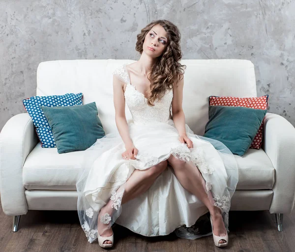 Ung kvinna i bröllop klänning studio poserar — Stockfoto