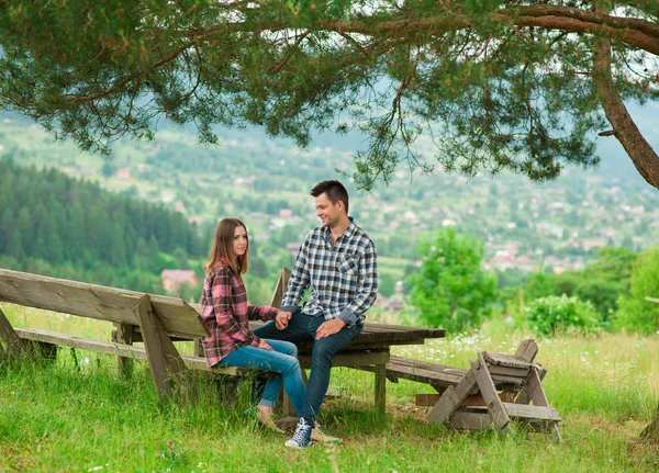 Verliefde paar plezier op zomervakantie. — Stockfoto