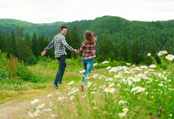 Verliefde paar plezier op zomervakantie — Stockfoto