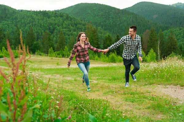 Joven feliz pareja riendo al aire libre —  Fotos de Stock