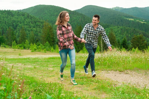 Joven feliz pareja riendo al aire libre —  Fotos de Stock