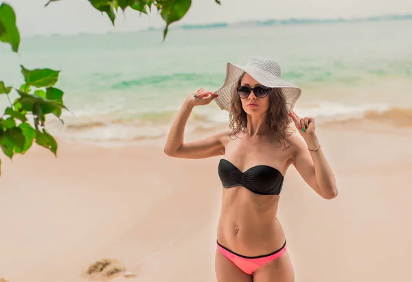 Tropik plajda bikinili bir kadın. — Stok fotoğraf