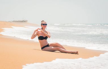 genç kız kalp şeklinde eller yapma