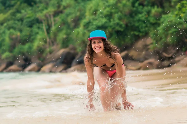 Mutluluk plaj kıyısında genç kadın. Okyanus dalgaları. — Stok fotoğraf