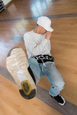 Genç adam break dans