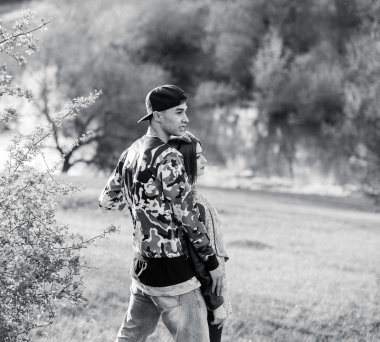 Yeşil çimenlerin üzerinde aşık genç Çift