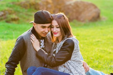 Mutlu genç çift yeşil doğa