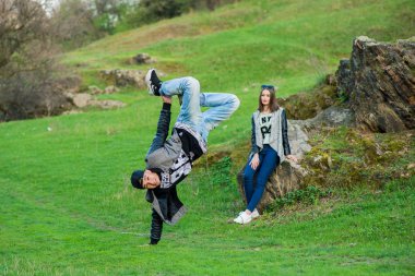 Mutlu genç çift yeşil doğa