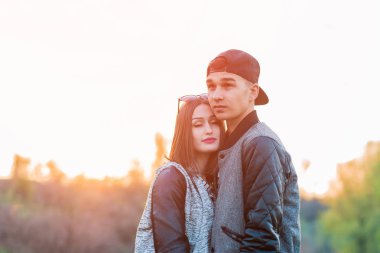 Genç çift dışarıda sarılıyor..