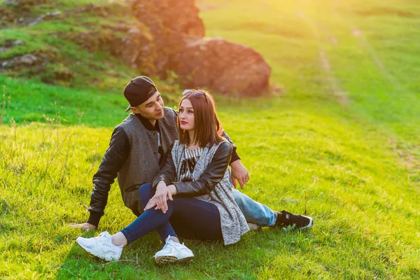 Happy young couple in green nature — Stock Photo, Image