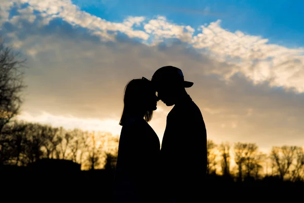 Ρομαντικό ζευγάρι των εραστών στο ηλιοβασίλεμα — Φωτογραφία Αρχείου
