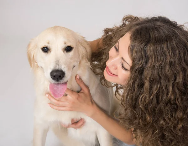 Closeup žena sedí se svým psem izolované na bílém — Stock fotografie