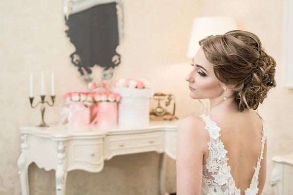 Beautiful bride brunette with makeup and hairstyle — Stock Photo, Image