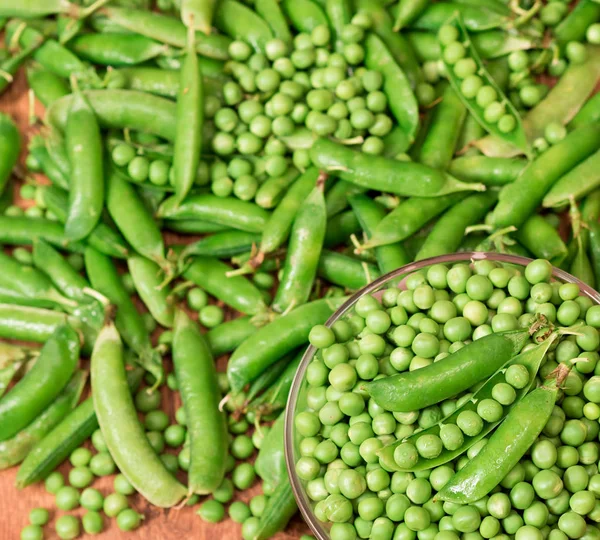 Guisantes verdes frescos sobre blanco —  Fotos de Stock