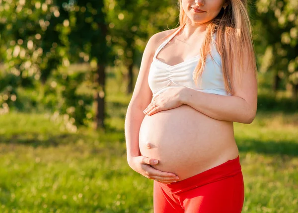 Беременность, спорт и здоровье - молодая беременная женщина — стоковое фото