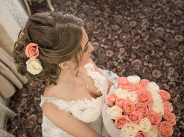 Gelinin düğün saç ve makyaj