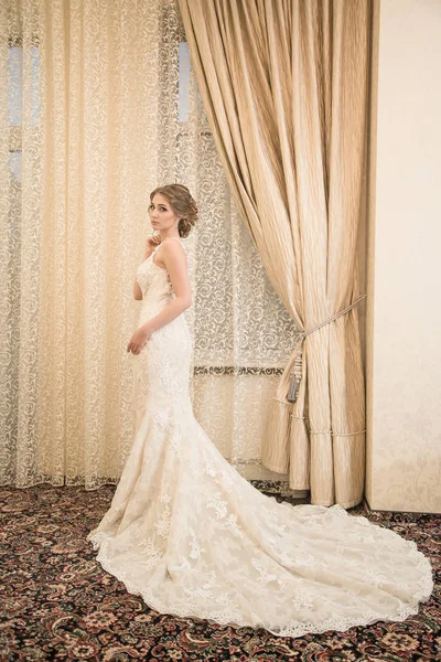 Vackra brud poserar i lyx bröllopsklänning — Stockfoto