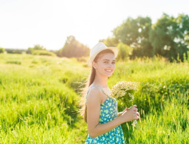 Kız chamomiles uzun otların bir alana grup ile