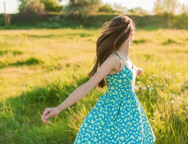 Güzellik kız yaz doğanın keyfini açık havada.