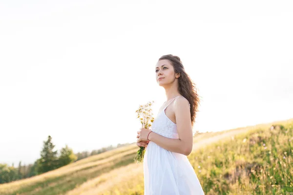 Jonge vrouw met lange haren op zoek op een berglandschap — Stockfoto