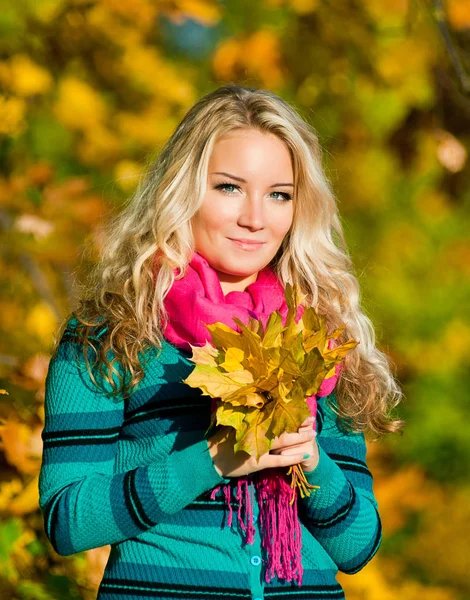 Closeup portret van jonge blonde vrouw in herfst kleur — Stockfoto